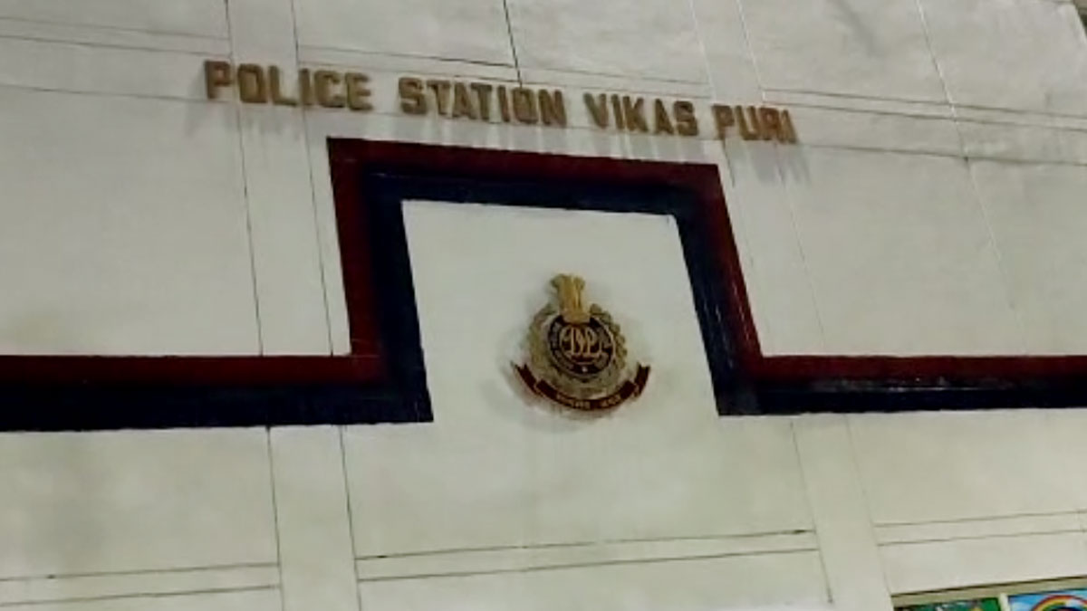 बाइक पर फोन छीनने वाले आरोपियों को पुलिस ने पकड़ा (फोटो- अरविंद ओझा)