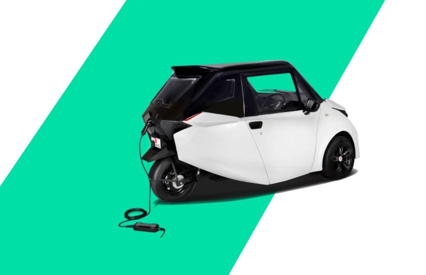 इसके आगे दो पहिये लगे हैं और पीछे की तरफ एक 