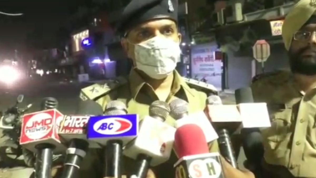 पुलिस अब तीनों आरोपियों की तलाश में जुटी.