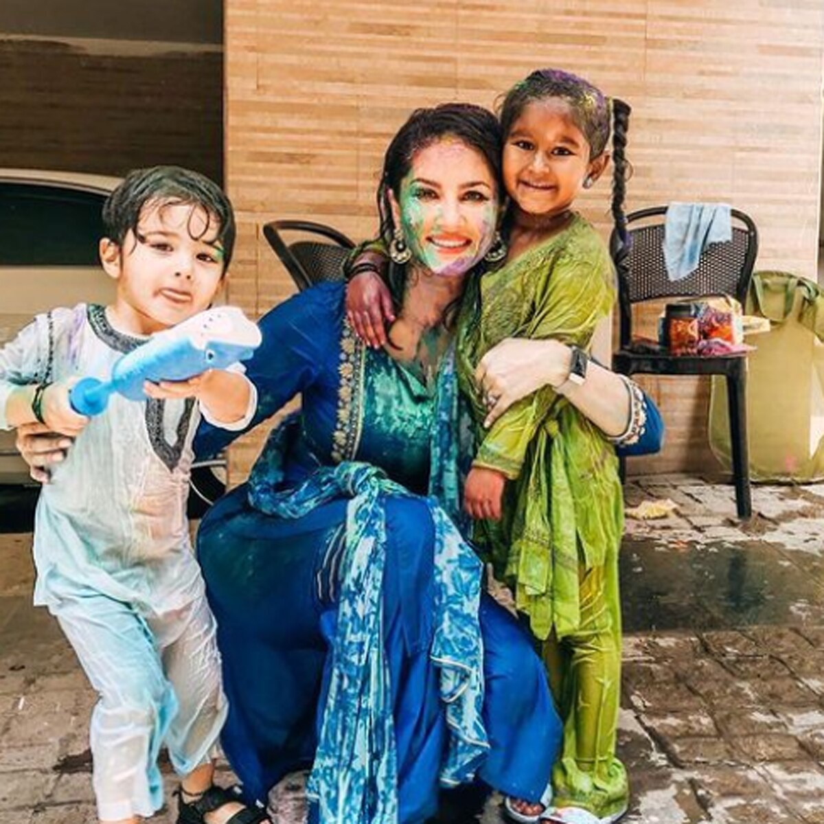 सनी लियोनी अपने बच्चों के साथ 