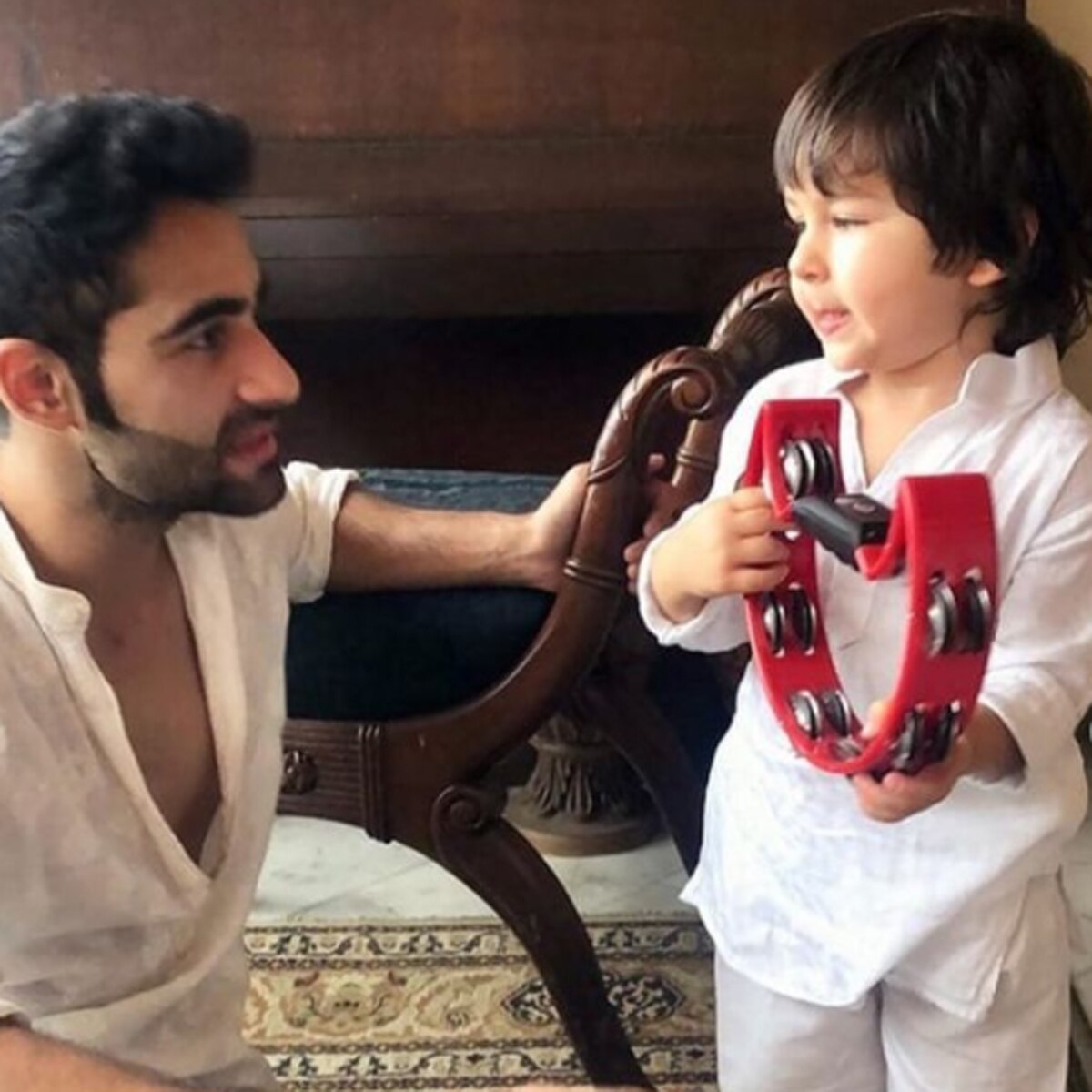 मामा अरमान जैन के साथ तैमूर 