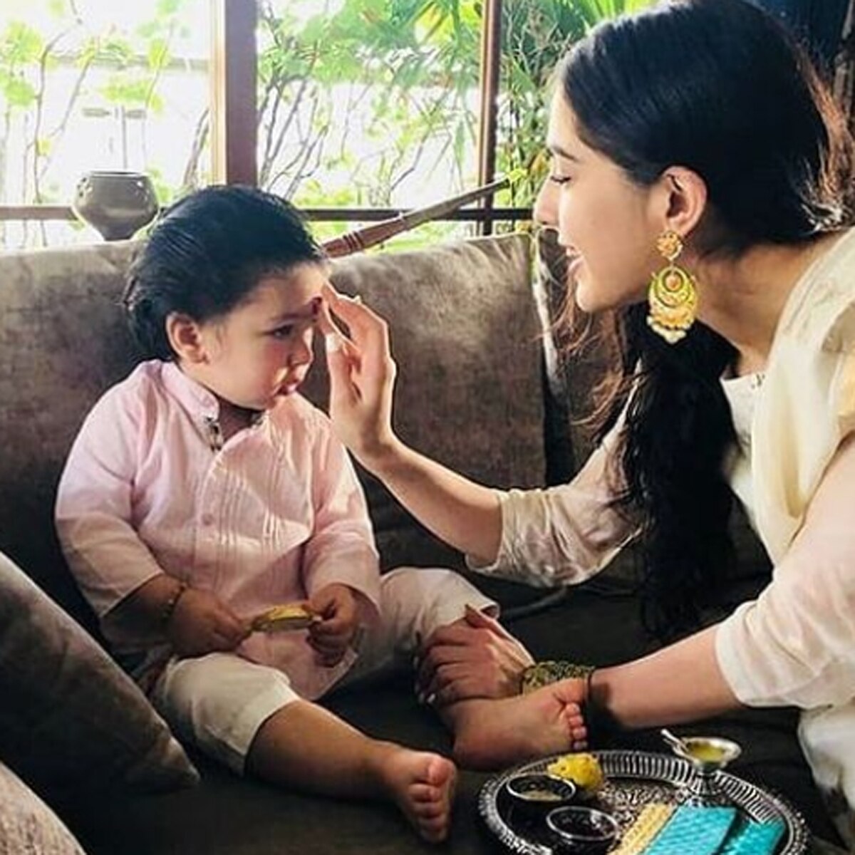 बहन सारा अली खान के साथ तैमूर 