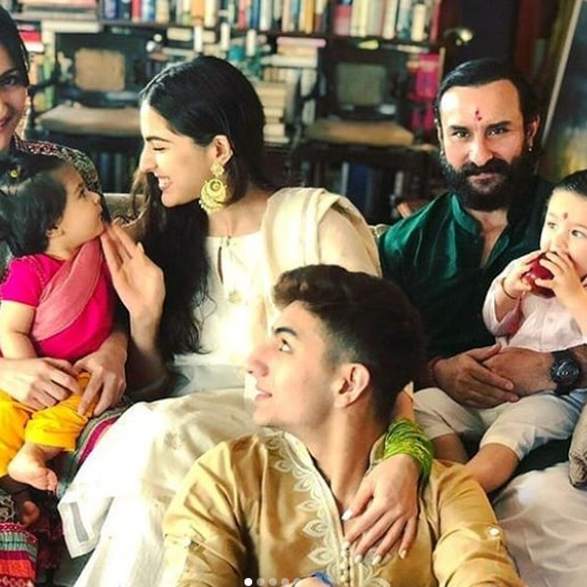 पर‍िवार के साथ पापा सैफ की गोद में तैमूर  