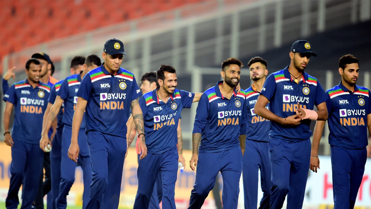 virat kohli was not on field during last overs 