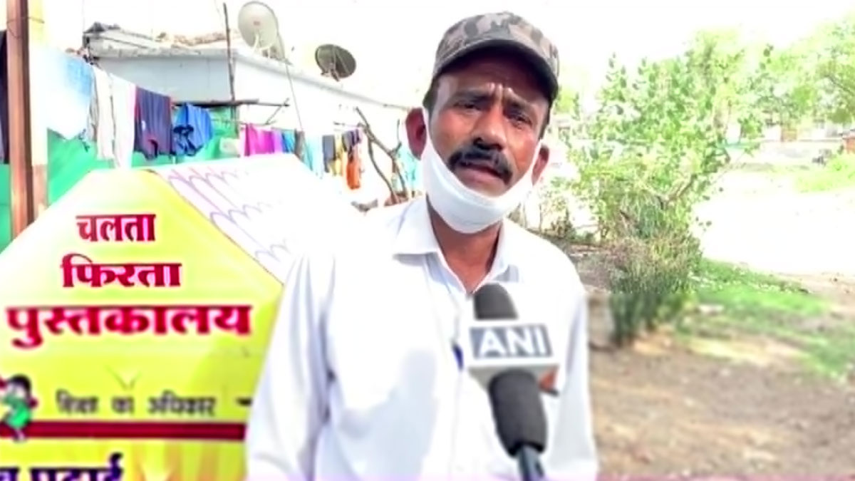 स्कूल टीचर ने बना दी चलती फिरती लाइब्रेरी