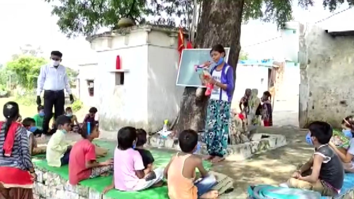 स्कूल टीचर ने बना दी चलती फिरती लाइब्रेरी