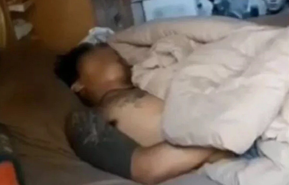 चोर को लगी नींद कमरे में सो गया