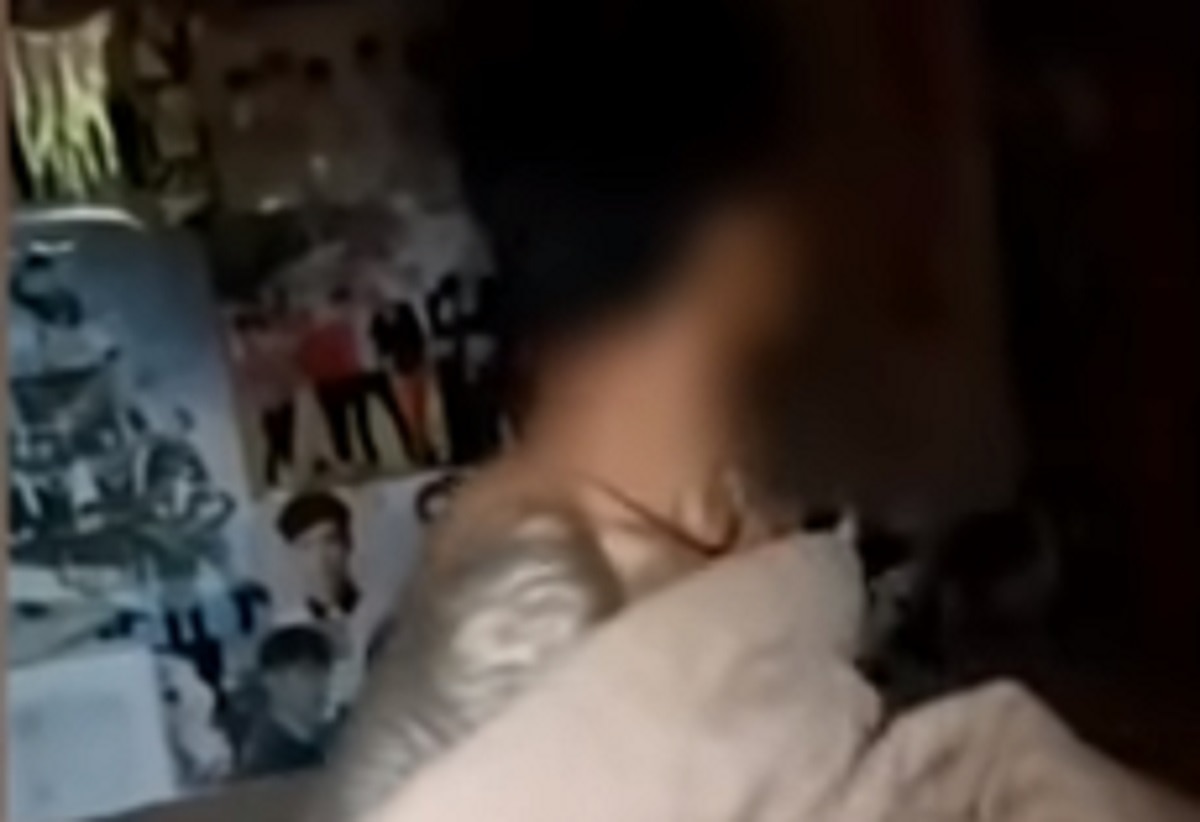 चोर को लगी नींद कमरे में सो गया