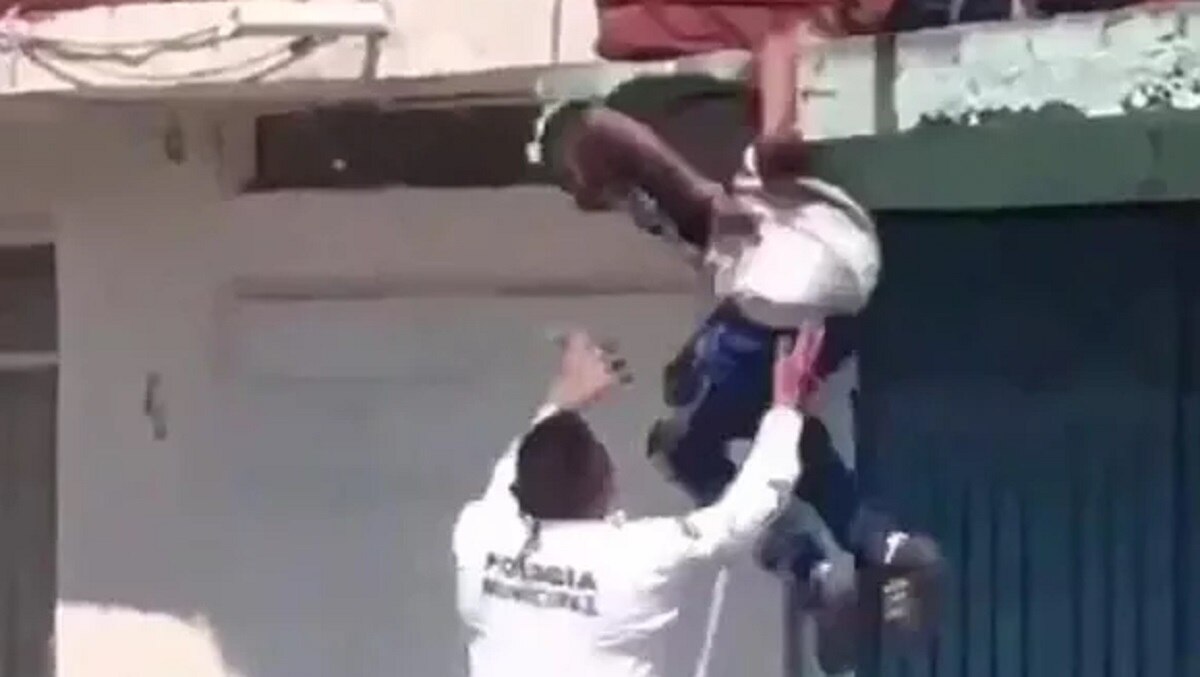 घंटों तक रेलिंग में फंसा रहा चोर का सिर