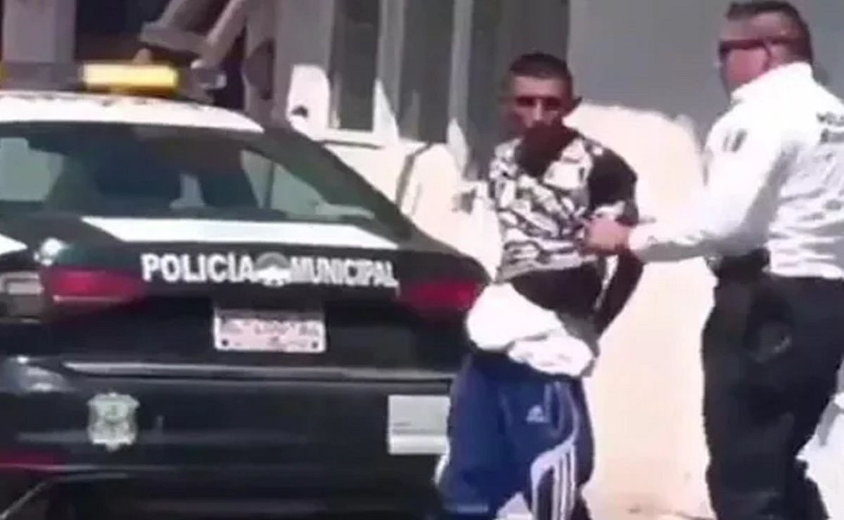 घंटों तक रेलिंग में फंसा रहा चोर का सिर