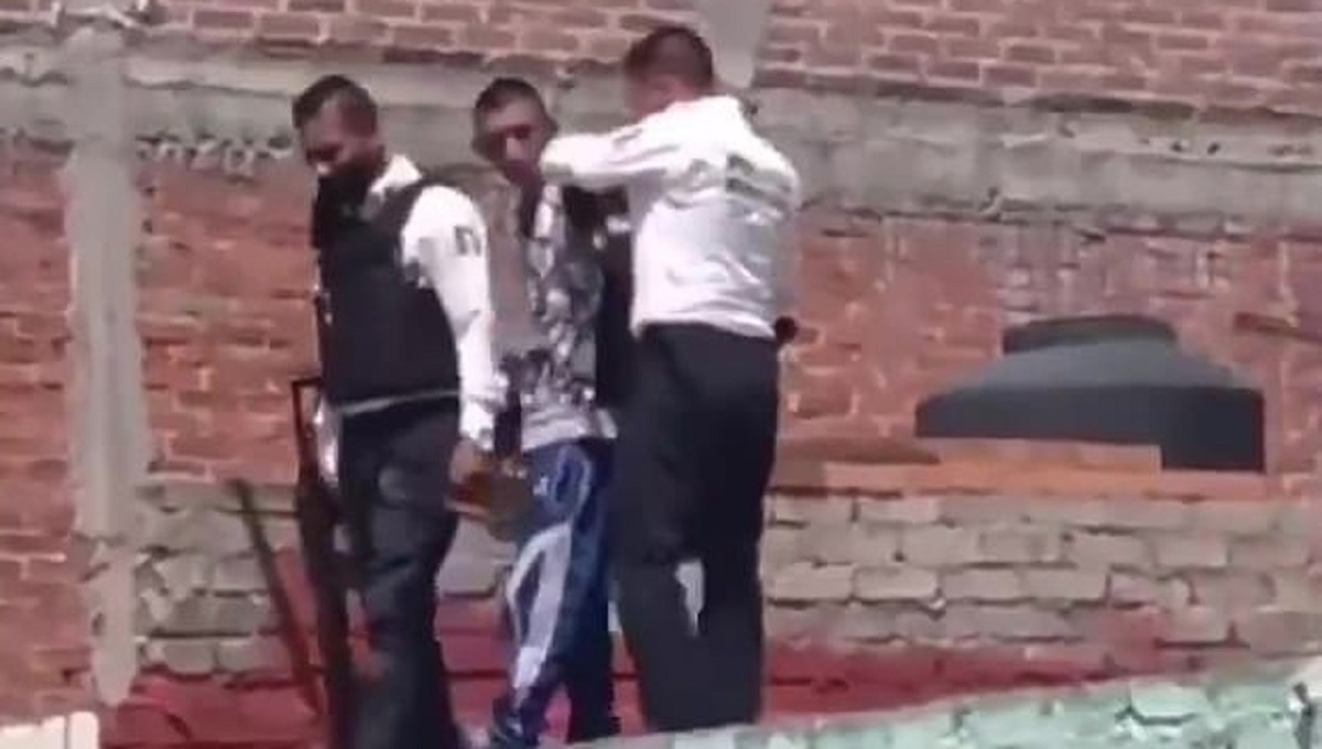 घंटों तक रेलिंग में फंसा रहा चोर का सिर