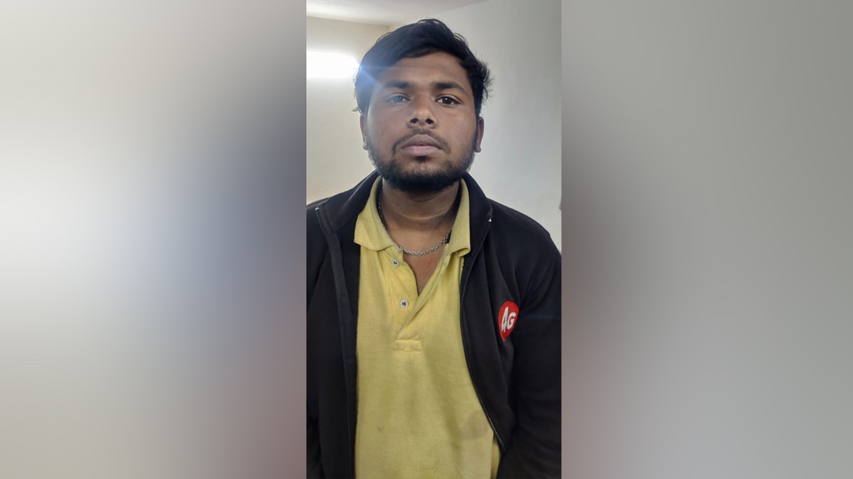 बाइक पर फोन छीनने वाले आरोपियों को पुलिस ने पकड़ा (फोटो- अरविंद ओझा)