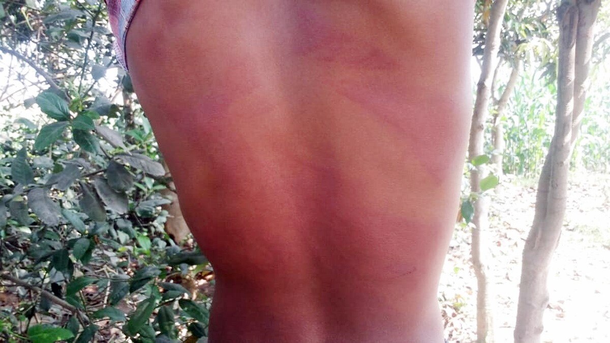 तीन नाबालिग बच्चों की हाथ, पैर बांधकर बेल्ट की बेरहमी से पिटाई (फोटो- वायरल वीडियो) 