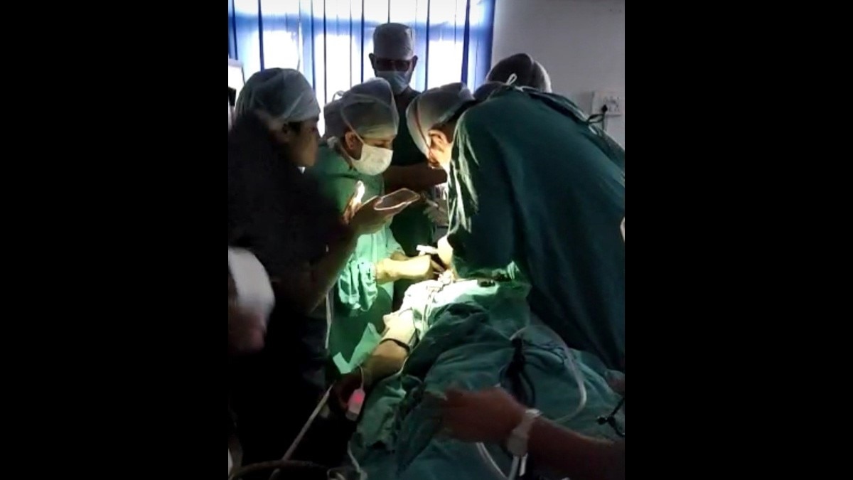 मोबाइल की रोशनी में ऑपरेशन