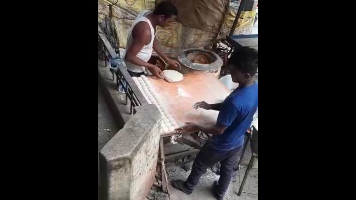 तंदूरी रोटी पर थूक लगाता शख्स (फोटो- वायरल वीडियो ग्रैब)
