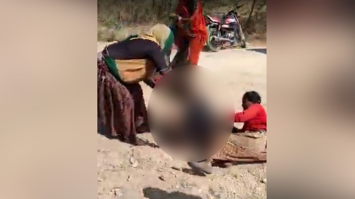 मां-बेटी को निर्वस्त्र कर पीटा गया (फोटो- वायरल वीडियो ग्रैब)