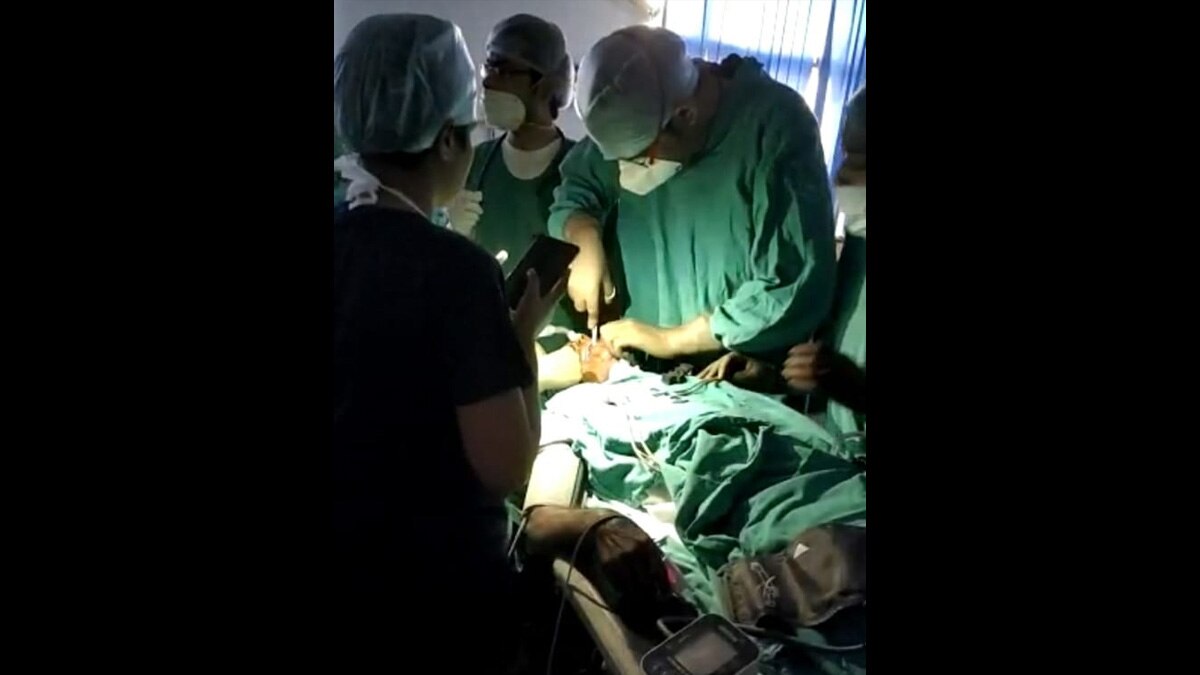 मोबाइल की रोशनी में ऑपरेशन