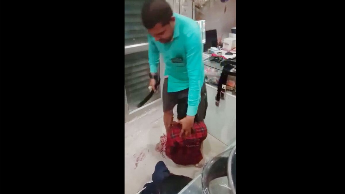 तीन नाबालिग बच्चों की हाथ, पैर बांधकर बेल्ट की बेरहमी से पिटाई (फोटो- वायरल वीडियो) 