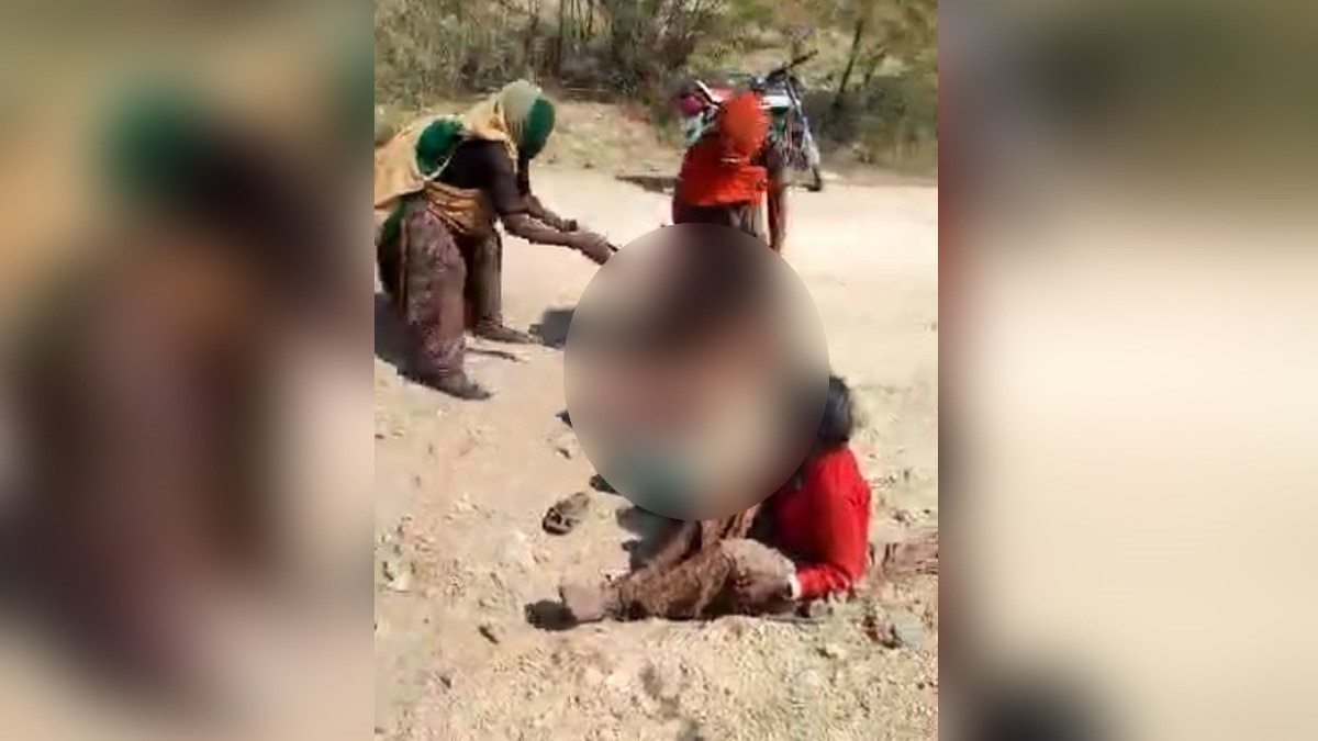 मां-बेटी को निर्वस्त्र कर  पीटा गया (फोटो- वायरल वीडियो ग्रैब)