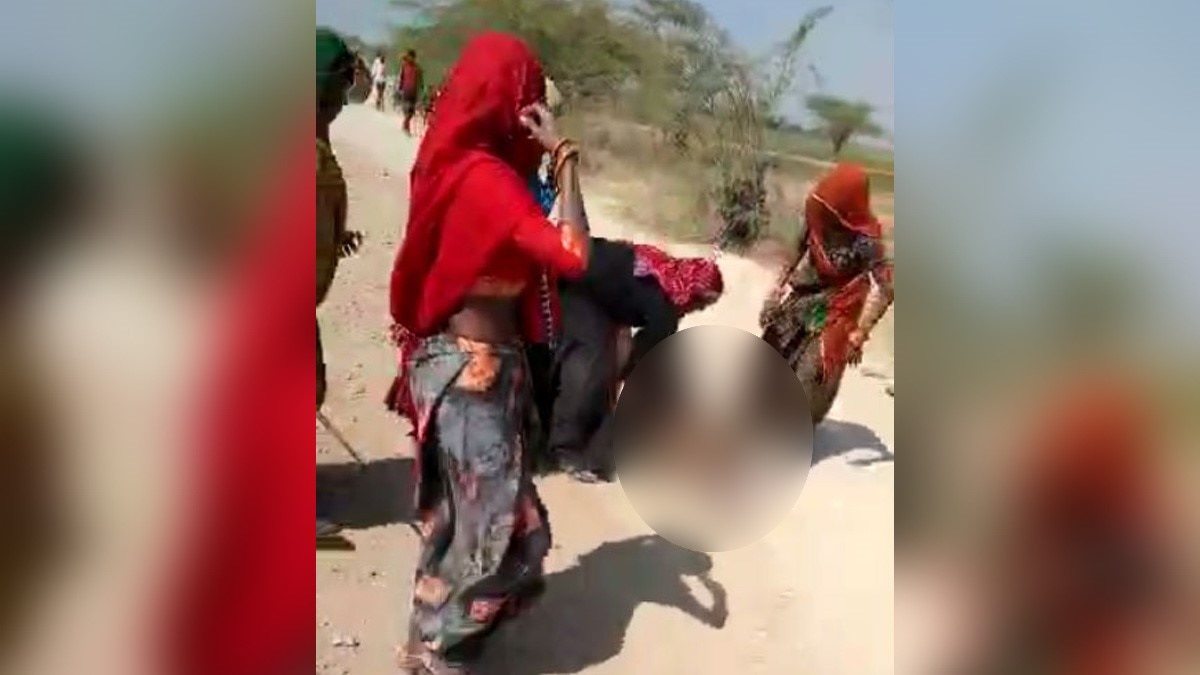 मां-बेटी को निर्वस्त्र कर पीटा गया (फोटो- वायरल वीडियो ग्रैब)