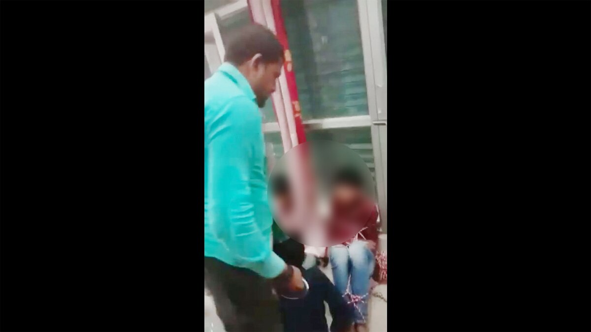 तीन नाबालिग बच्चों की हाथ, पैर बांधकर बेल्ट की बेरहमी से पिटाई (फोटो- वायरल वीडियो) 