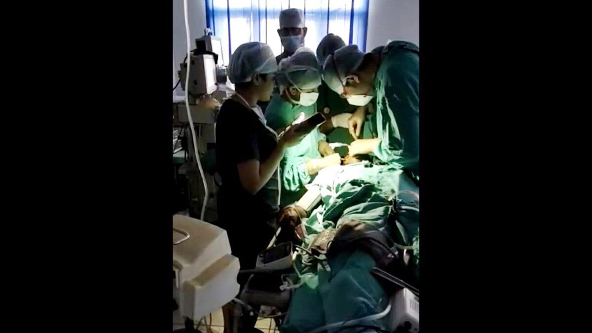 मोबाइल की रोशनी में ऑपरेशन