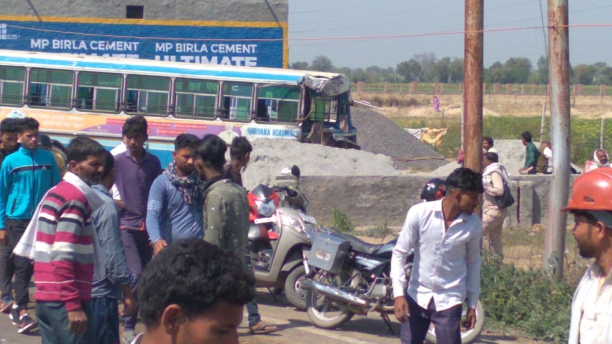 हरियाणा रोडवेज की दो बसों में आमने-सामने  टक्कर (फोटो- अकरम खान)