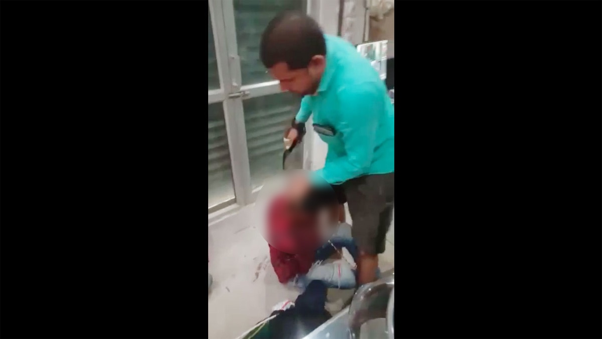 तीन नाबालिग बच्चों की हाथ, पैर बांधकर बेल्ट की बेरहमी से पिटाई (फोटो- वायरल वीडियो) 