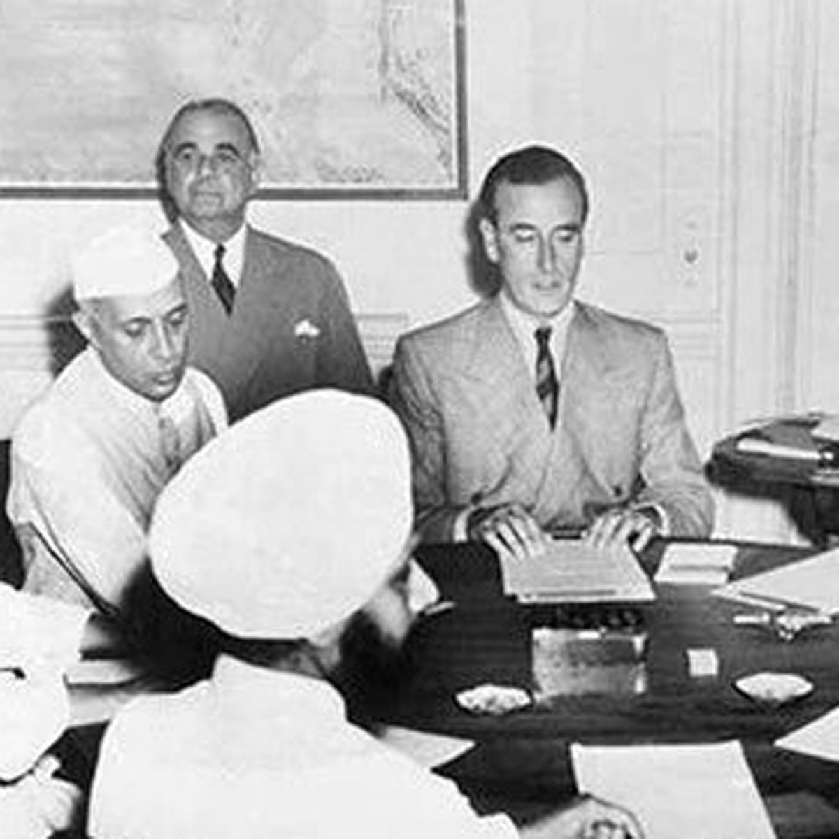 तत्‍कालीन प्रधानमंत्री जवाहर लाल नेहरू ब्रिट‍िश अफसरों के साथ