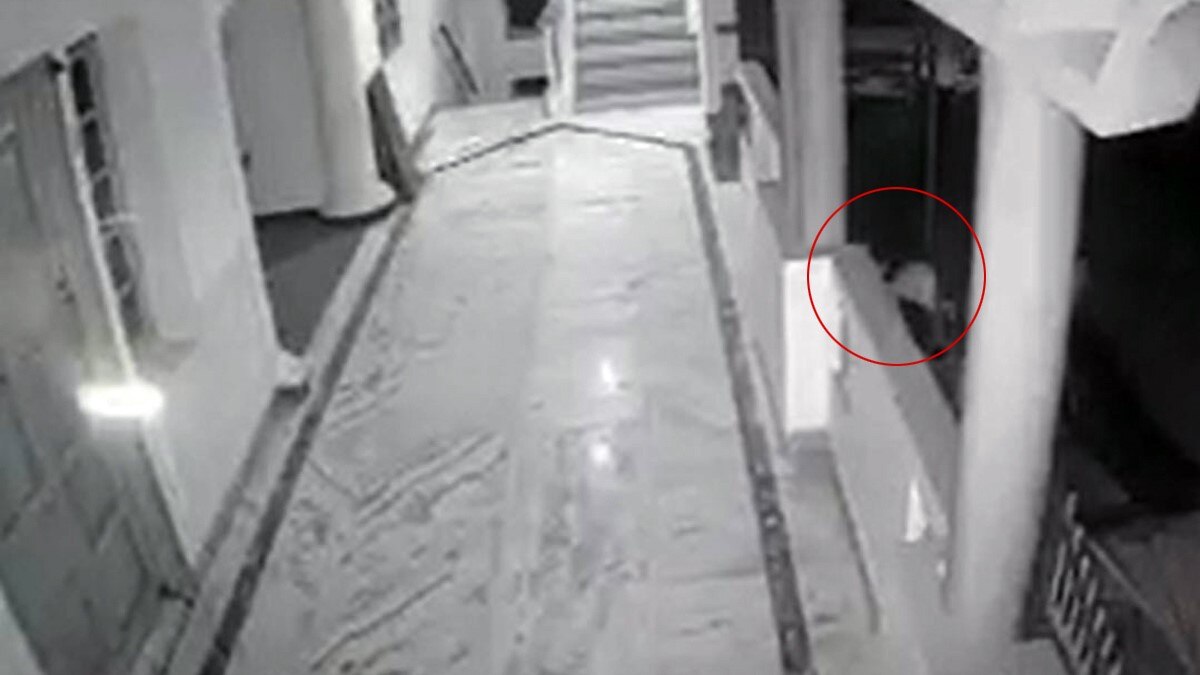 छिपकली भगाने के चक्कर में पुलिस अधिकारी की दूसरी मंजिल से गिरकर मौत (फोटो-आशीष  पांडेय)