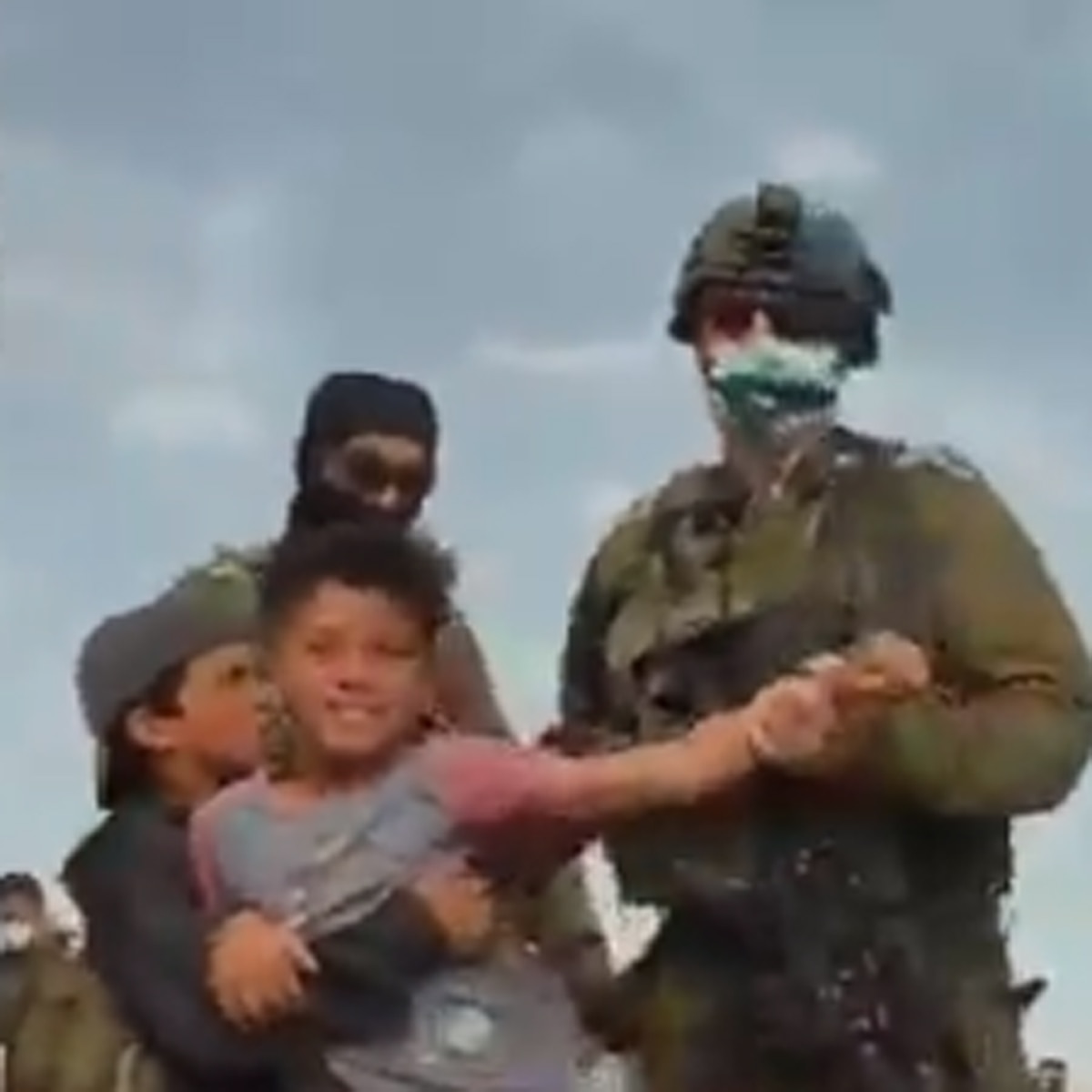 इजरायल सैनिक और फिलीस्तीन बच्चा