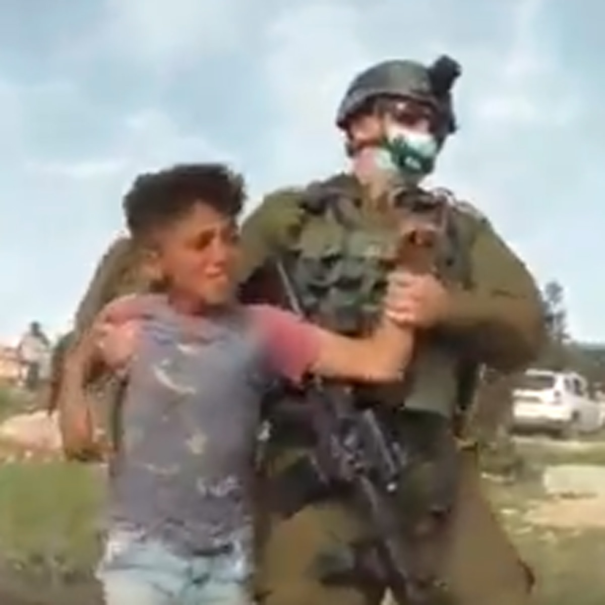 इजरायल सैनिक और फिलीस्तीन बच्चा