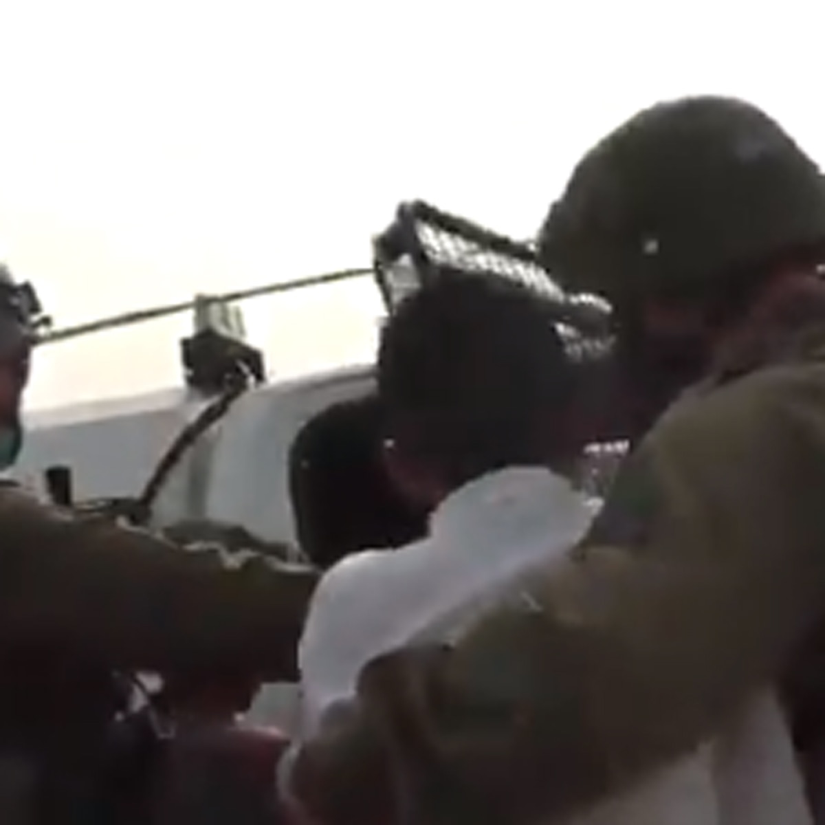 इजरायल सैनिक और फिलीस्तीन बच्चा