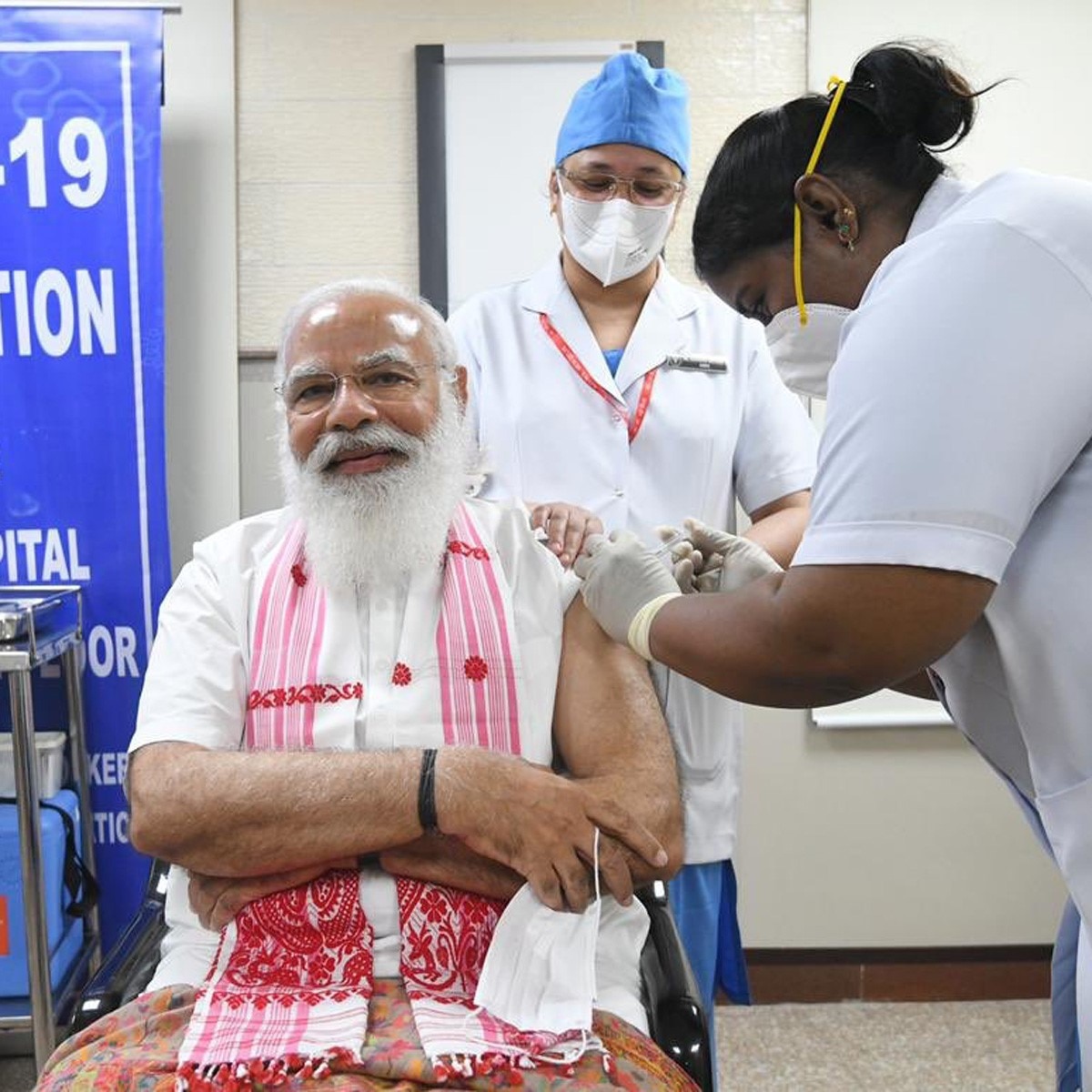 पीएम मोदी ने एम्‍स में ली वैक्‍सीन 