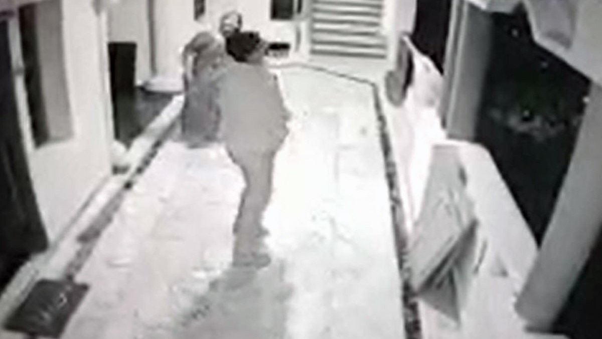 छिपकली भगाने के चक्कर में पुलिस अधिकारी की दूसरी मंजिल से गिरकर मौत (फोटो-आशीष  पांडेय)