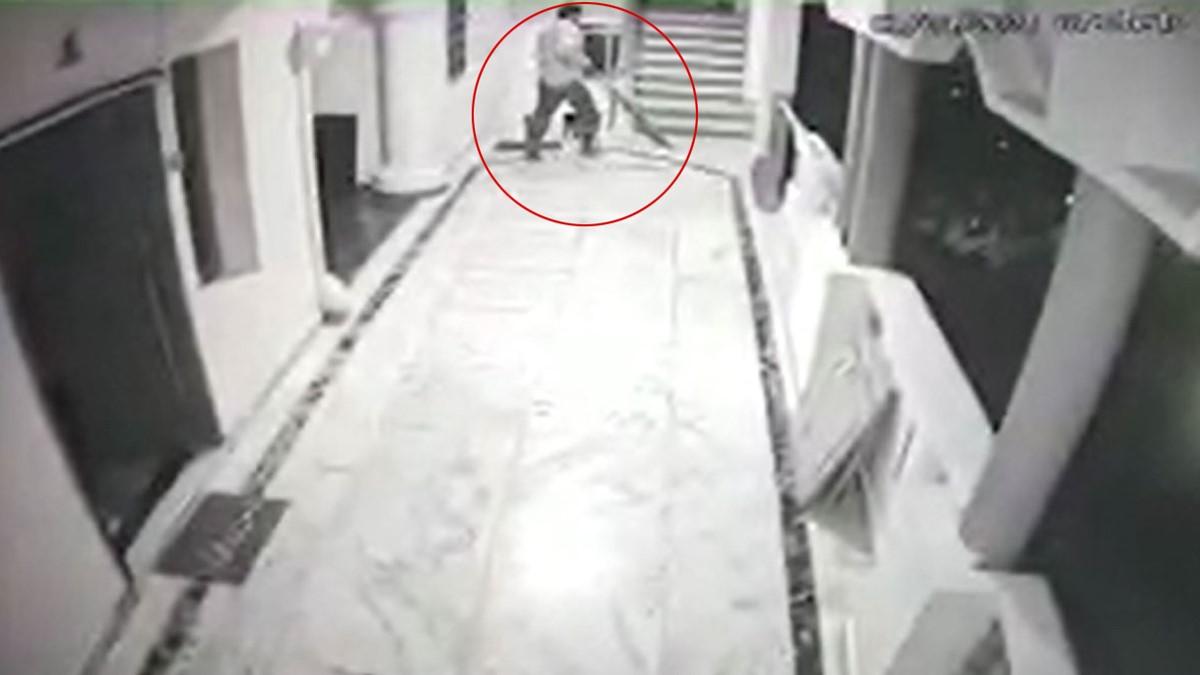 छिपकली भगाने के चक्कर में पुलिस अधिकारी की दूसरी मंजिल से गिरकर मौत (फोटो-आशीष  पांडेय)