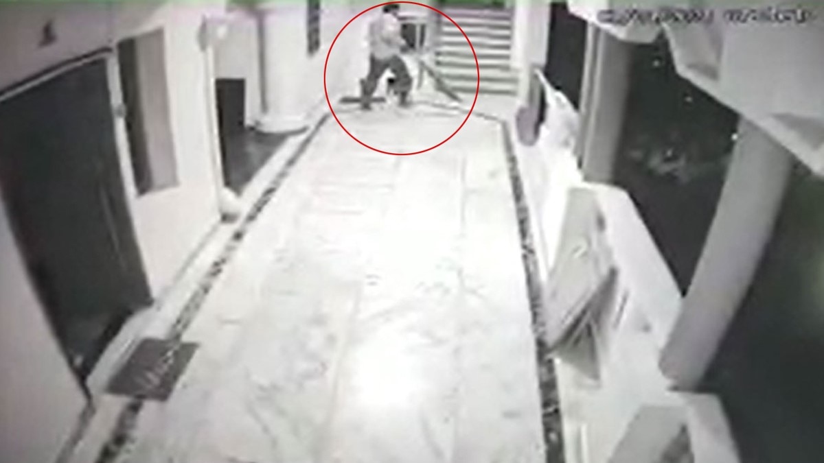 छिपकली भगाने के चक्कर में पुलिस अधिकारी की दूसरी मंजिल से गिरकर मौत (फोटो-आशीष पांडेय)