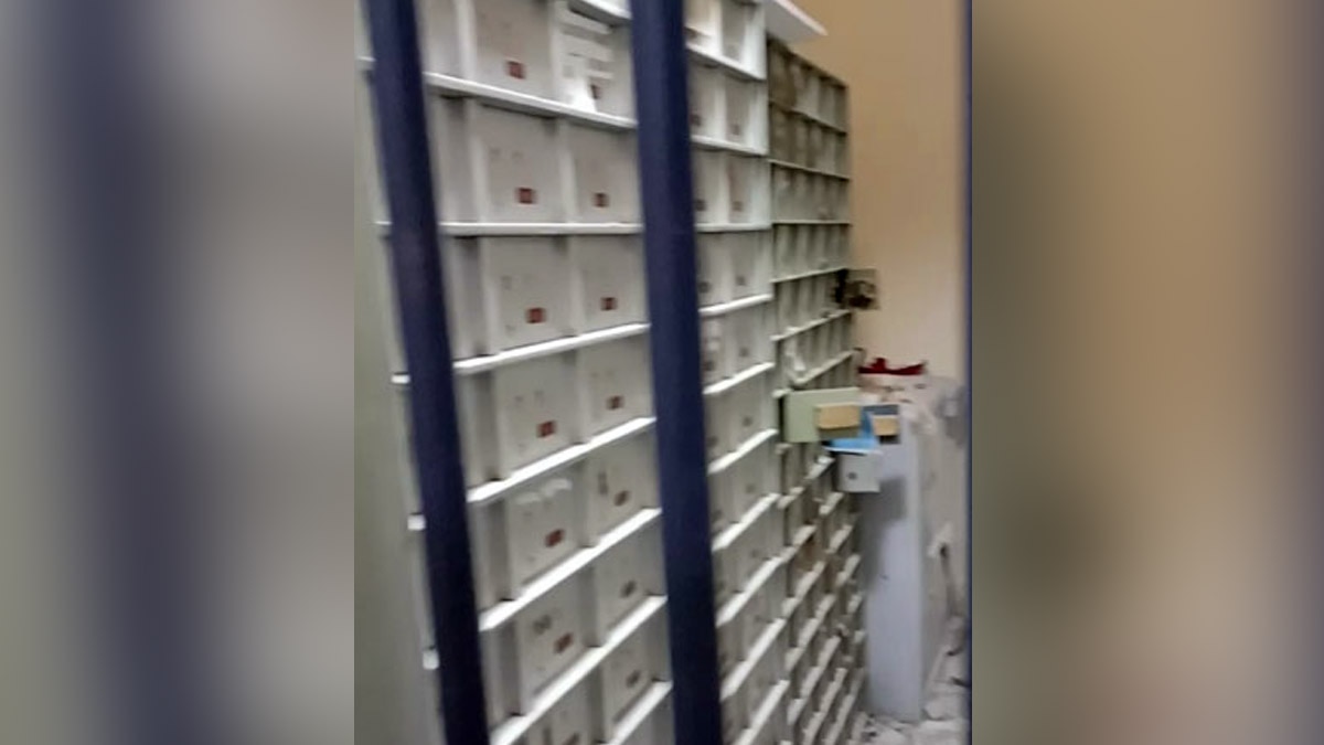 बैंक की छत तोड़कर अंदर घुसे चोर (फोटो- राहुल त्रिपाठी)