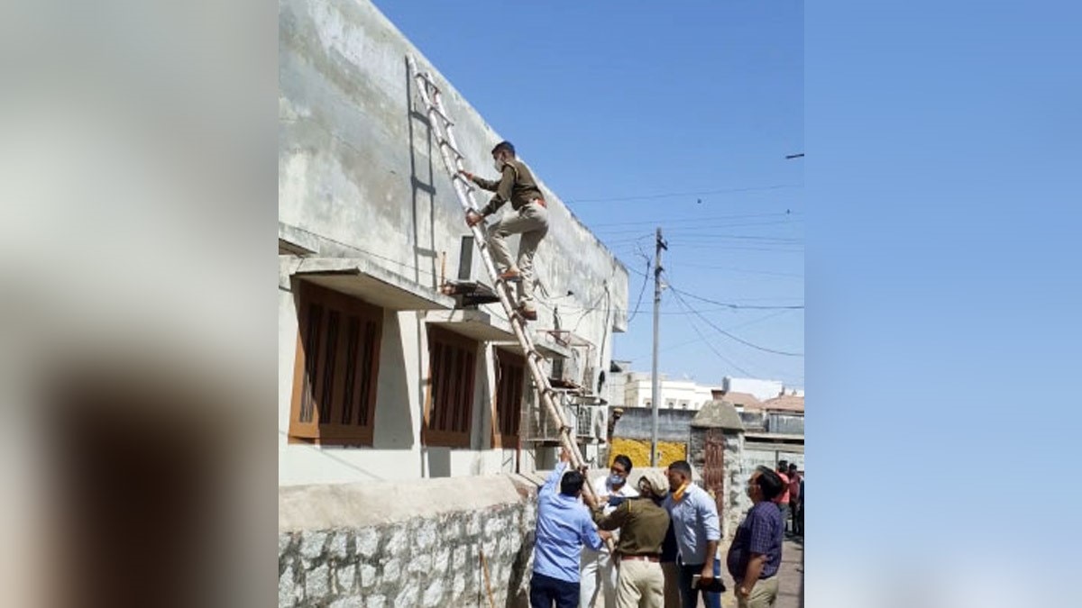 बैंक की छत तोड़कर अंदर घुसे चोर (फोटो- राहुल त्रिपाठी)