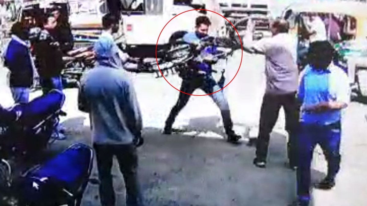 बीच सड़क वृद्ध को उसकी ही साइकिल से पीटता शख्स (फोटो- वीडियो ग्रैब)