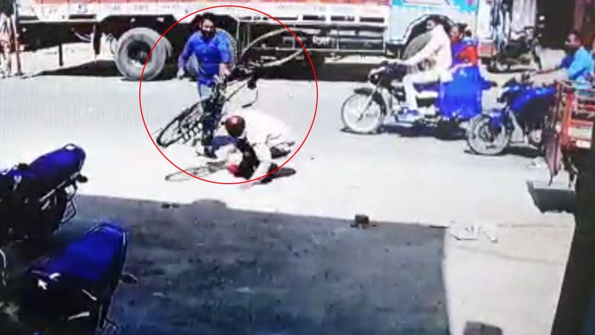 बीच सड़क वृद्ध को उसकी ही साइकिल से पीटता शख्स (फोटो- वीडियो ग्रैब)