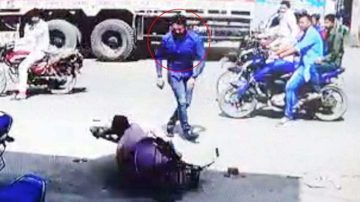 बीच सड़क वृद्ध को उसकी ही साइकिल से पीटता शख्स (फोटो- वीडियो ग्रैब)