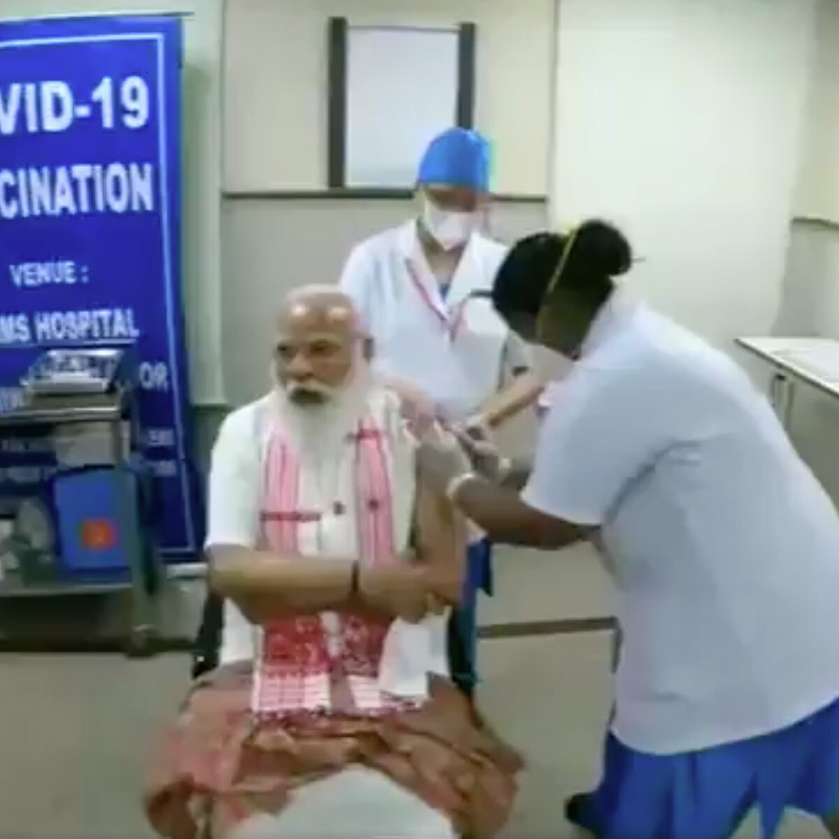 पीएम मोदी ने एम्‍स में ली वैक्‍सीन 