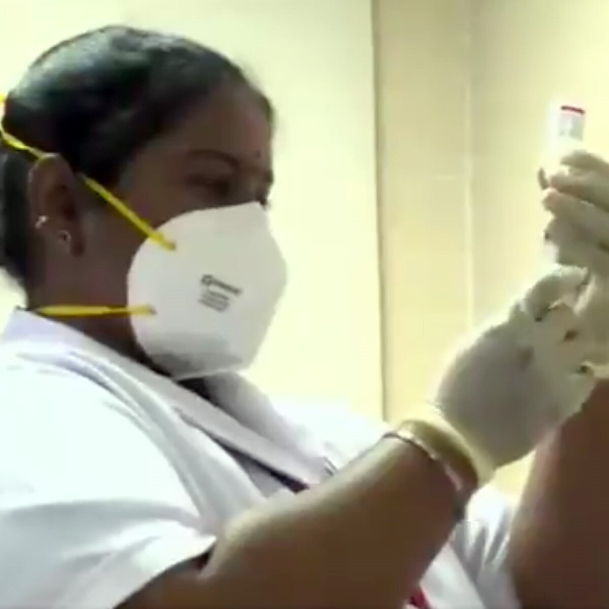 पीएम मोदी ने एम्‍स में ली वैक्‍सीन 