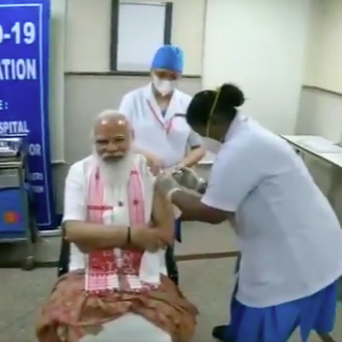 पीएम मोदी ने एम्‍स में ली वैक्‍सीन 