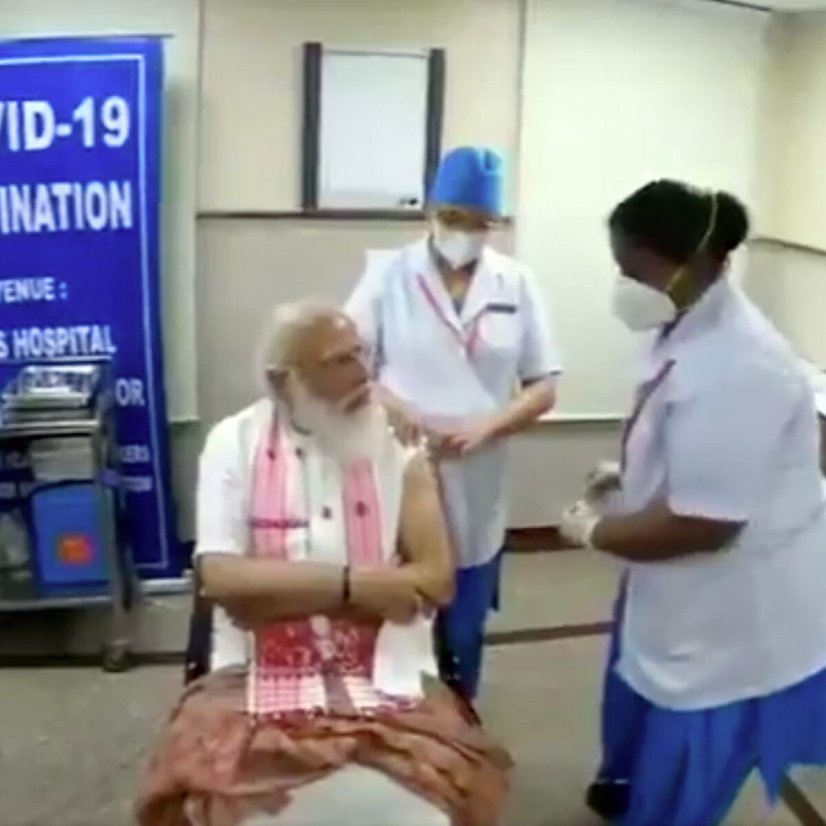 पीएम मोदी ने एम्‍स में ली वैक्‍सीन 