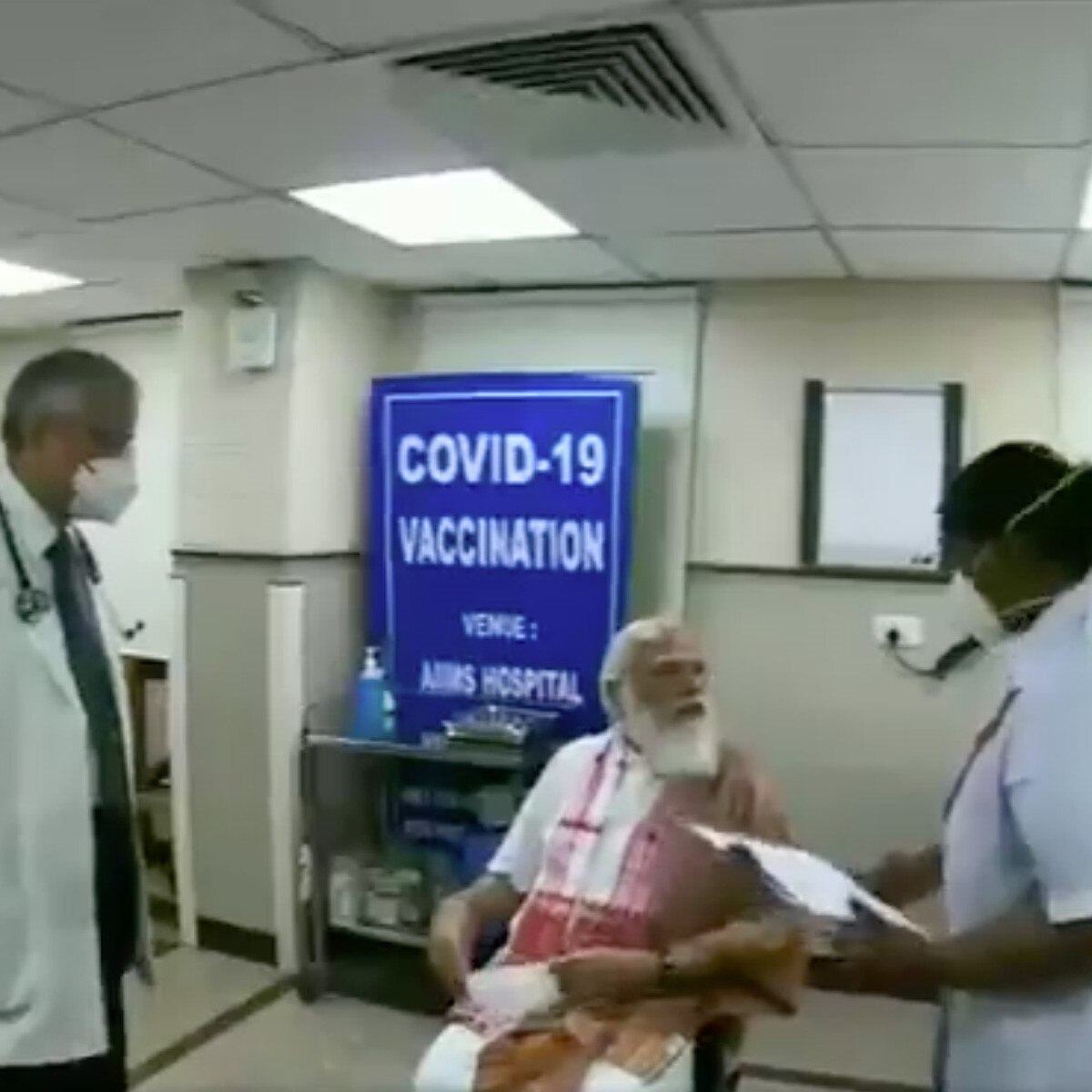 पीएम मोदी ने एम्‍स में ली वैक्‍सीन 