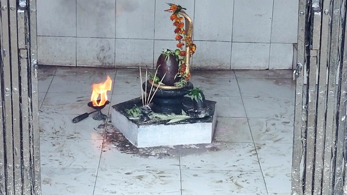 शिवलिंग के सामने मत्था टेकते ही महिला की मौत  (फाइल फोटो)