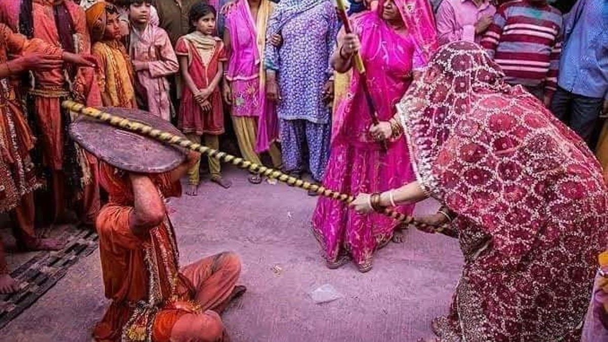 नंदगांव में बरसीं बरसाने के हुरियारों पर प्रेम की लाठियां