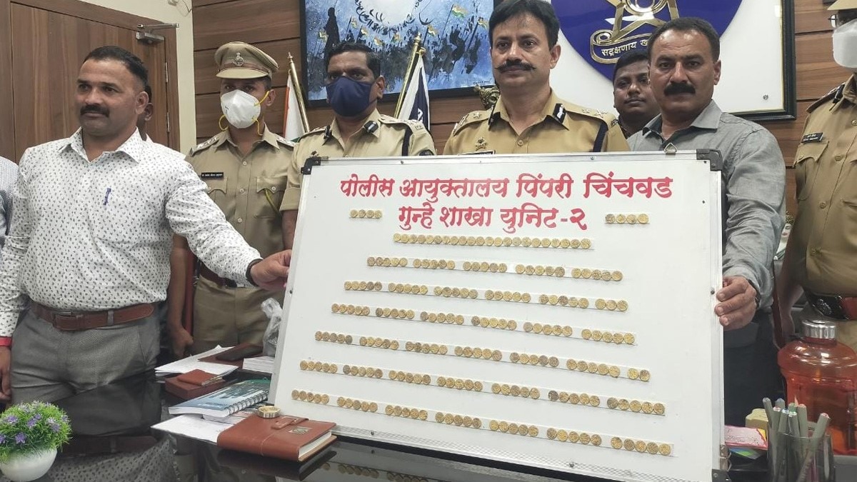 शख्स को खुदाई के दौरान मिलीं 216 सोने अशर्फियां (फोटो- समीर एस शेख)